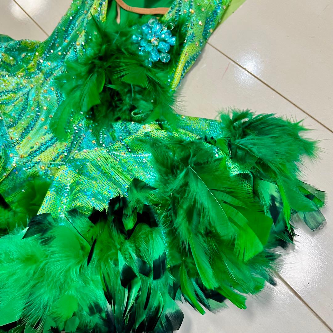 可愛い羽根が華やかな社交ダンスラテンドレス