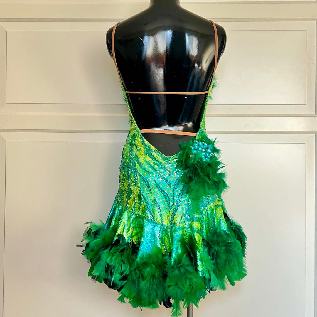 可愛い羽根が華やかな社交ダンスラテンドレス