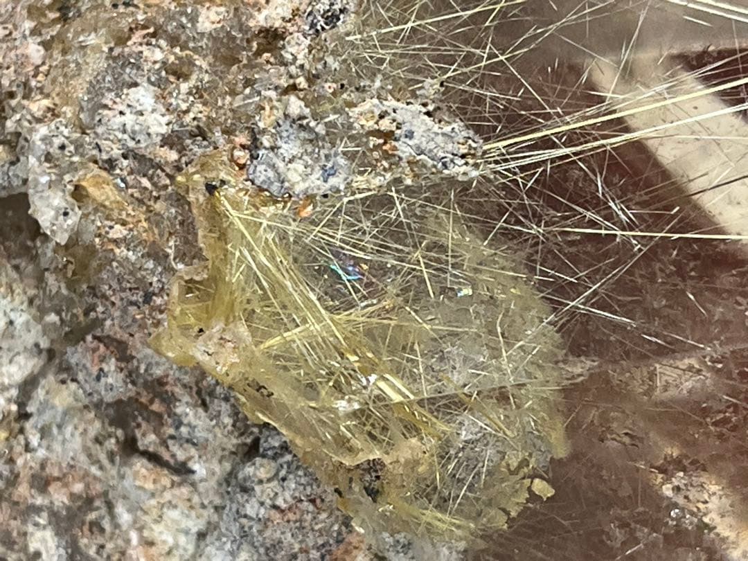 【天然石】ルチルクォーツ　ポイント　タワー　置物 高さ約20cm 流木台座付き