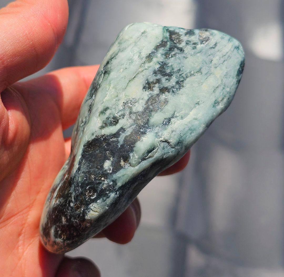 圧倒的パワー‼️青色❔緑❔糸魚川産 翡翠 原石