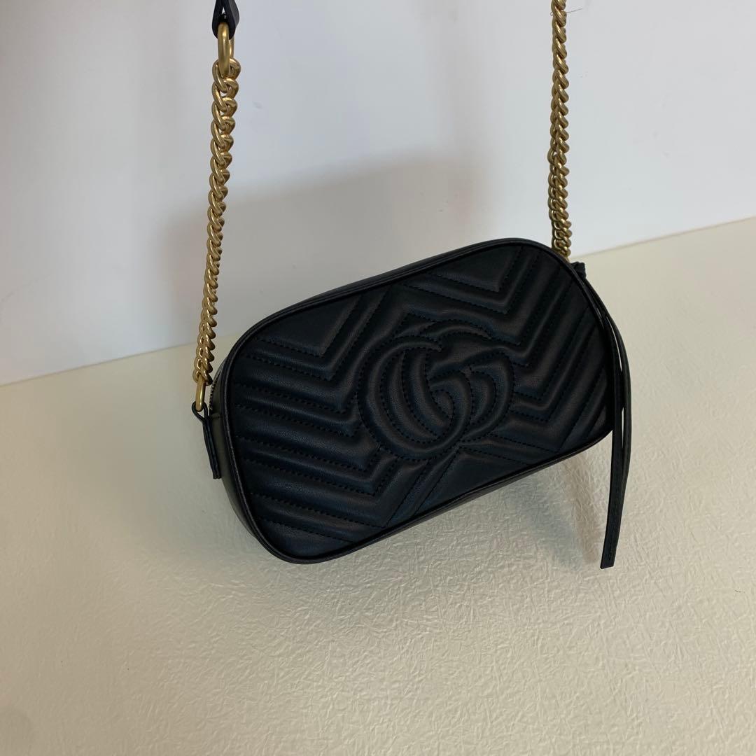 ブラックのキルティングレザーで、ゴールドの金具がアクセントのショルダーバッグ