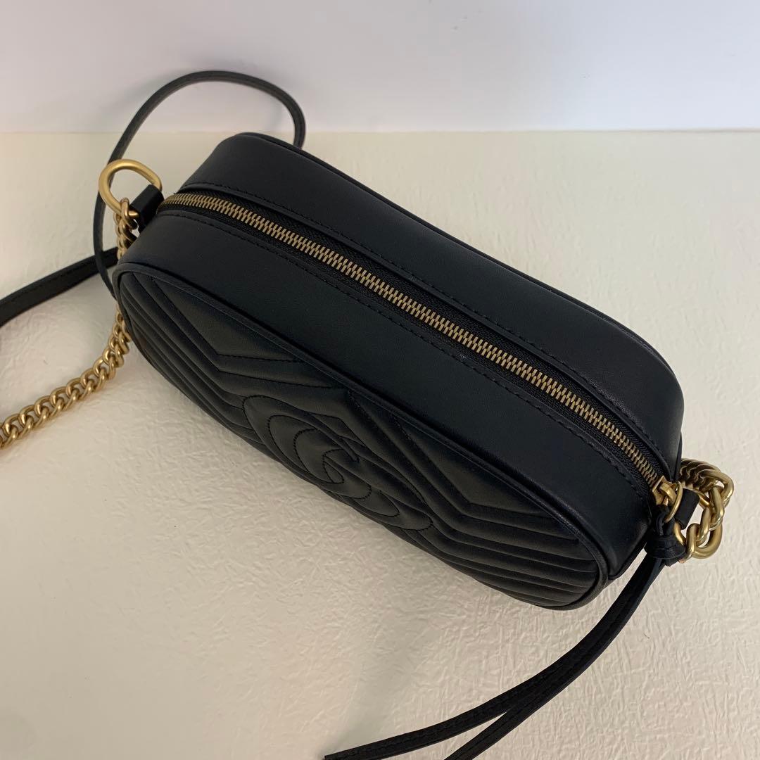 ブラックのキルティングレザーで、ゴールドの金具がアクセントのショルダーバッグ