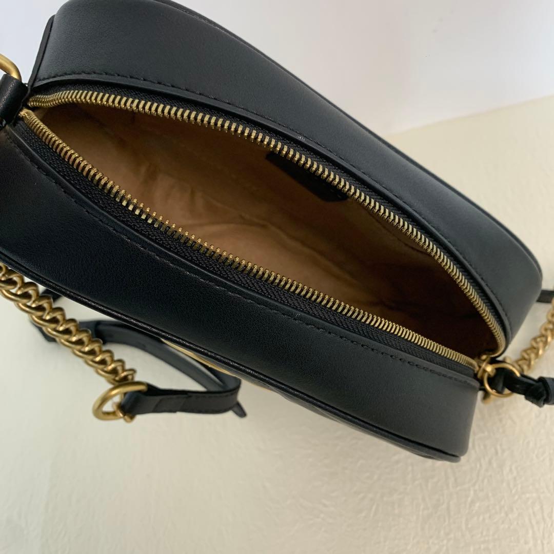 ブラックのキルティングレザーで、ゴールドの金具がアクセントのショルダーバッグ