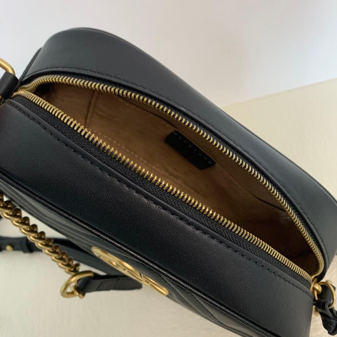 ブラックのキルティングレザーで、ゴールドの金具がアクセントのショルダーバッグ