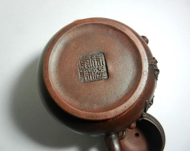 宜興紫砂茶壷（底款「徐漢棠制」、高さ１０ｃｍ、横幅１３ｃｍ、容量１５０ｃｃ）