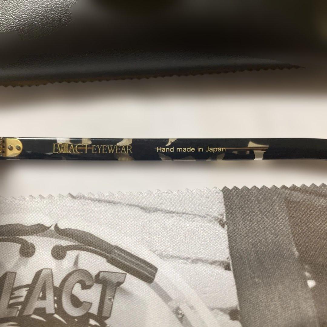 イーブルアクト調光サングラス