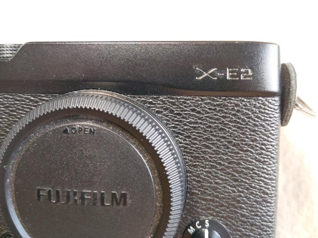 Fujifilm X-E2 ミラーレス本体とバッテリー2個と充電器