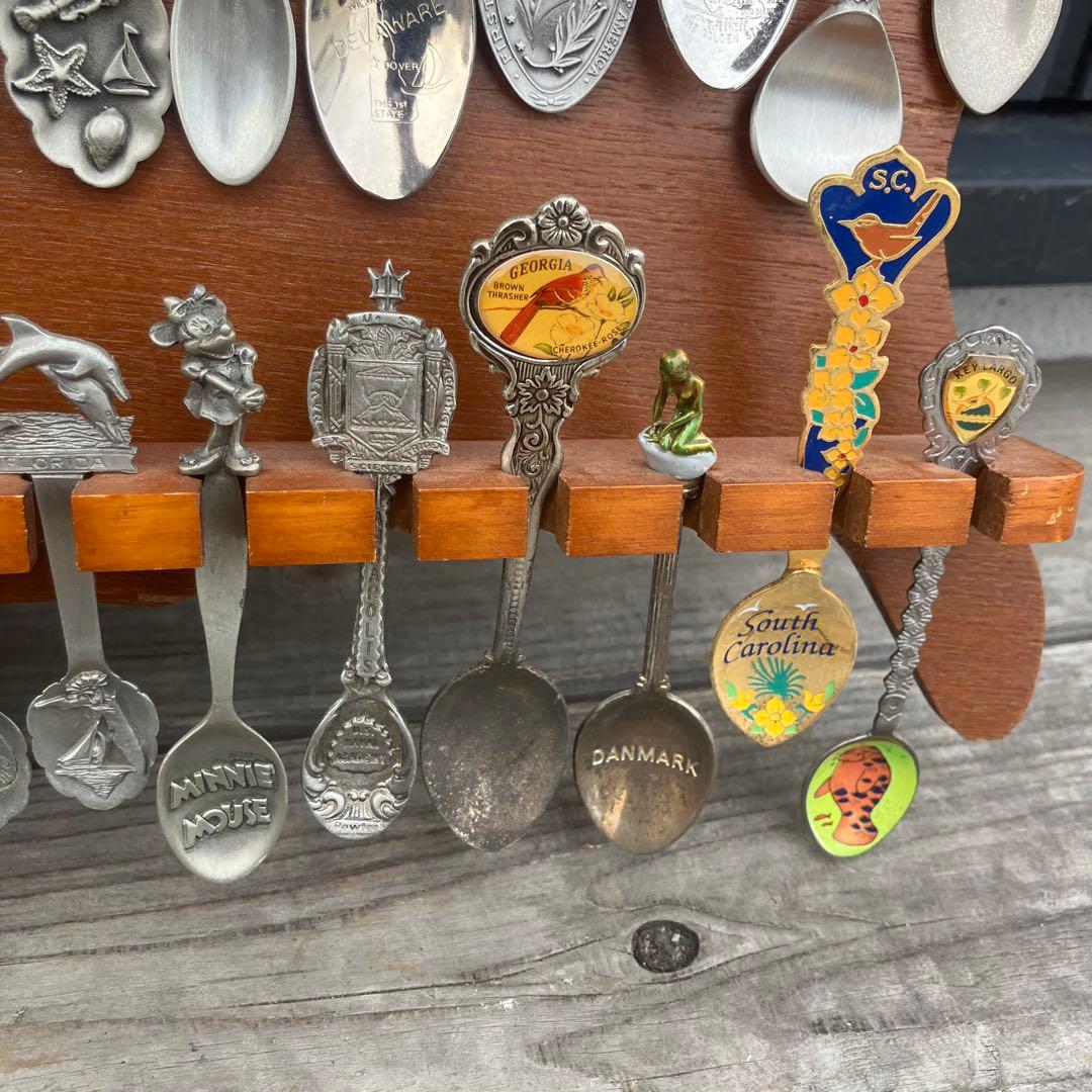 ① ヴィンテージ アメリカ地図型台座付き スーベニアスプーンコレクション 61本
