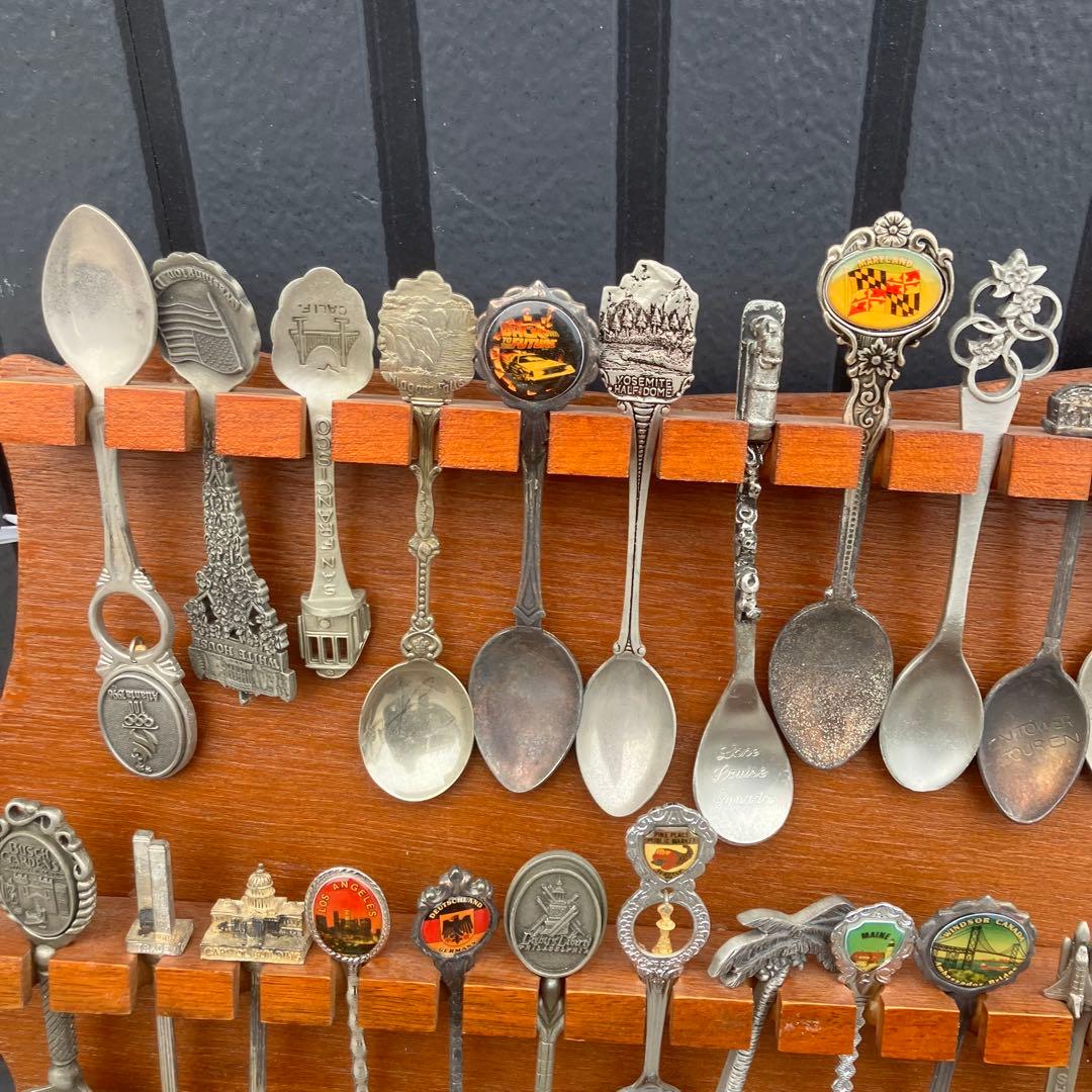 ① ヴィンテージ アメリカ地図型台座付き スーベニアスプーンコレクション 61本