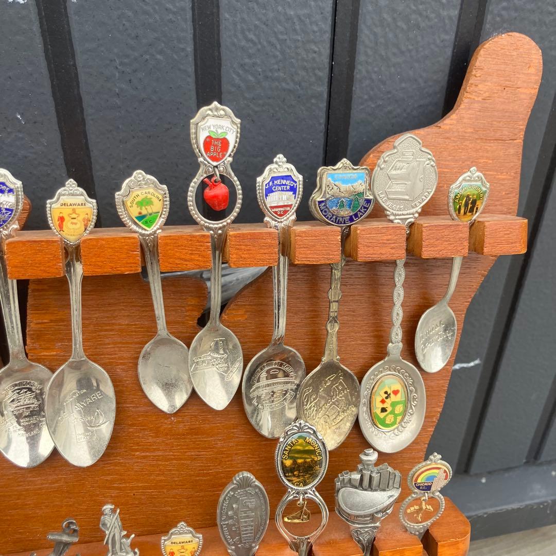 ① ヴィンテージ アメリカ地図型台座付き スーベニアスプーンコレクション 61本