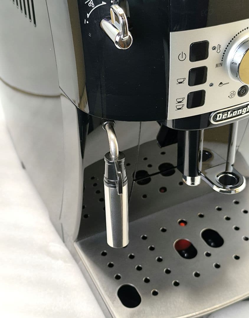 デロンギ　コンパクト全自動コーヒーマシンマグニフィカS ECAM22112B　2