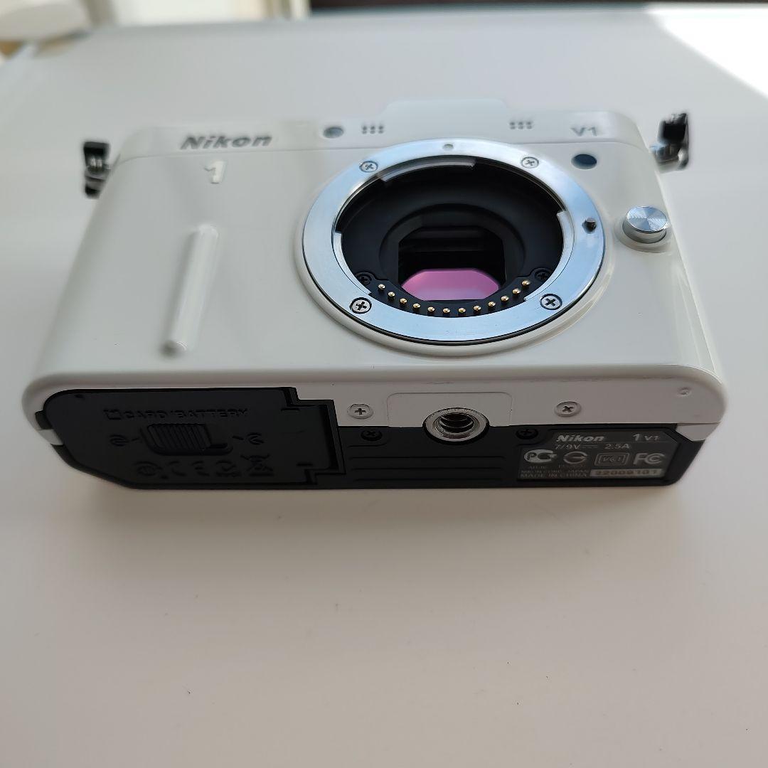 Nikon V1 ホワイト ミラーレスカメラ　30-110のレンズ付き　ジャンク