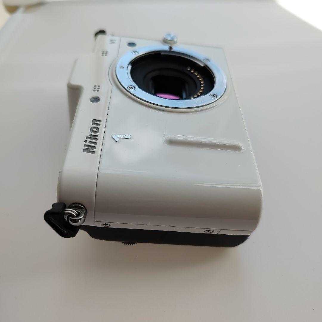 Nikon V1 ホワイト ミラーレスカメラ　30-110のレンズ付き　ジャンク