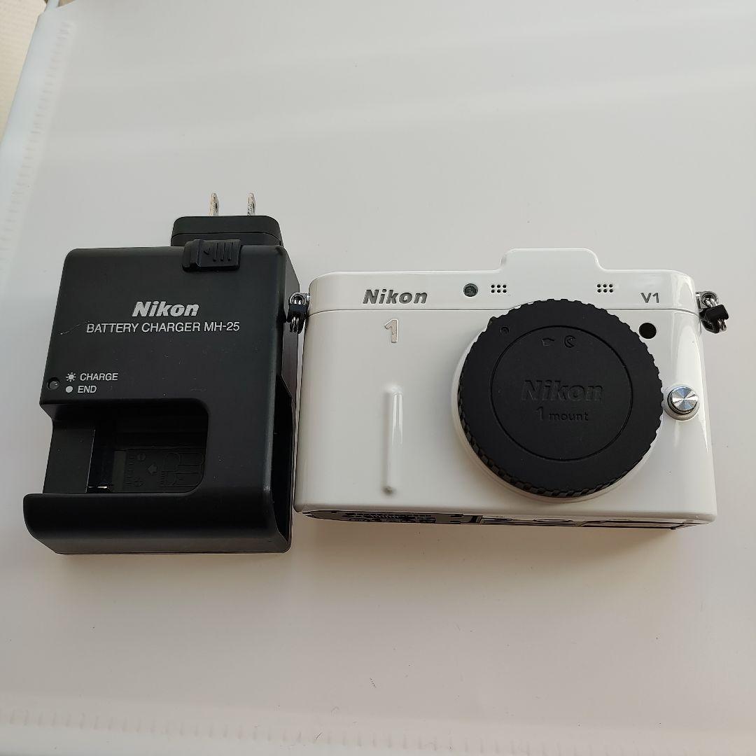 Nikon V1 ホワイト ミラーレスカメラ　30-110のレンズ付き　ジャンク