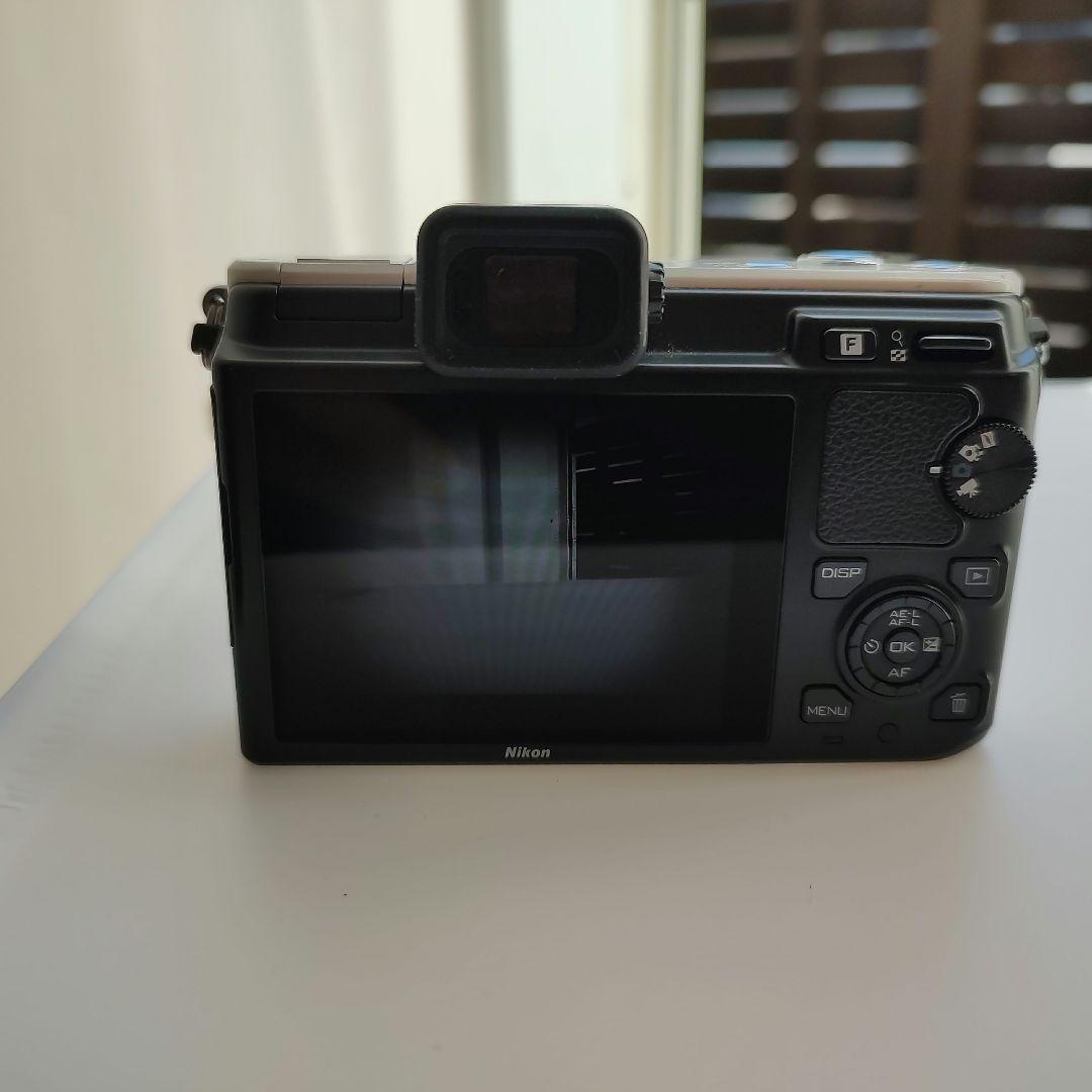 Nikon V1 ホワイト ミラーレスカメラ　30-110のレンズ付き　ジャンク