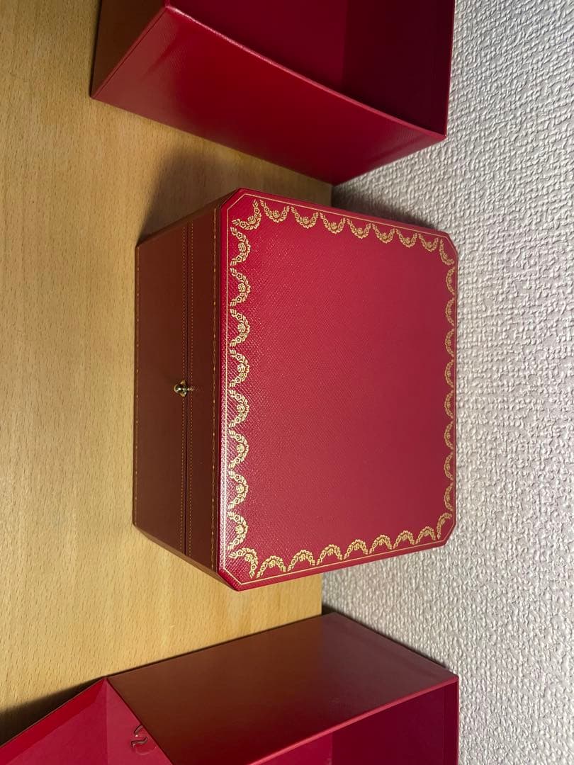 Cartier 赤いレザー製ボックス