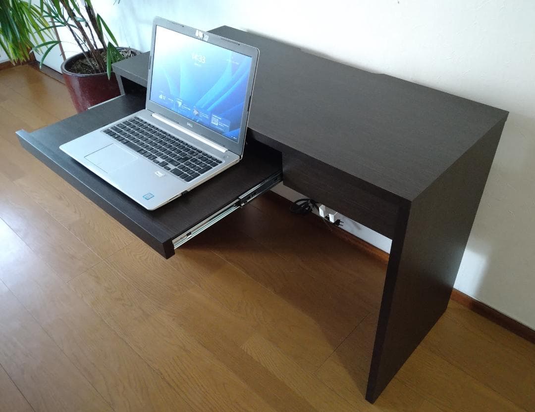 コンパクトな机　　引き出し・スライド式天板・電源コンセント付き