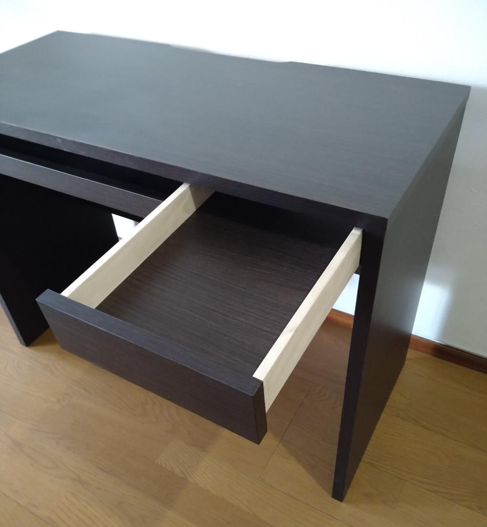 コンパクトな机　　引き出し・スライド式天板・電源コンセント付き