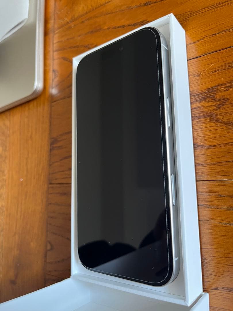 iPhone 16Pro ホワイトチタニウム　本体