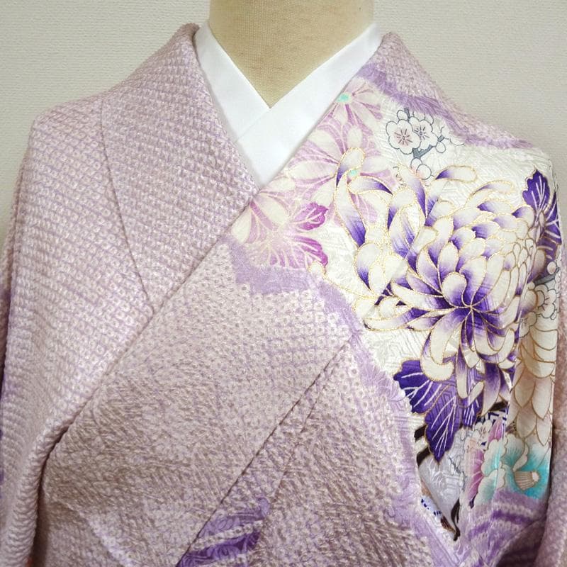 淡い紫色の絞りに牡丹や花々　振袖