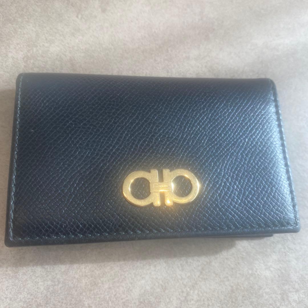 Salvatore Ferragamo 黒レザー名刺入れ