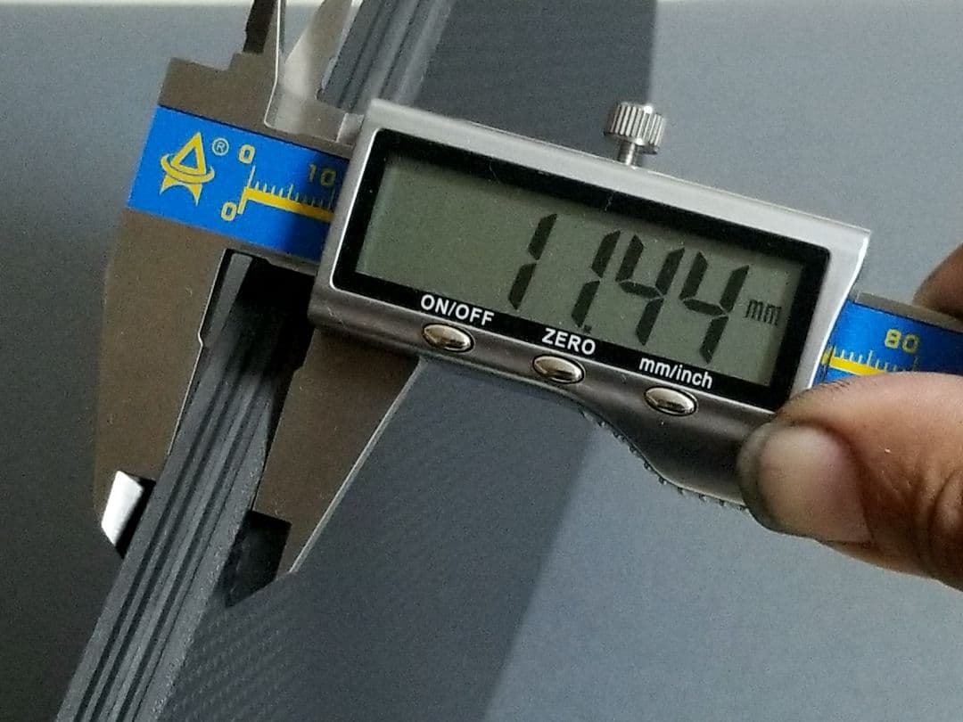 端材No.296　厚み約11.4ミリ【CFRP素材】ドライカーボン・カーボン板