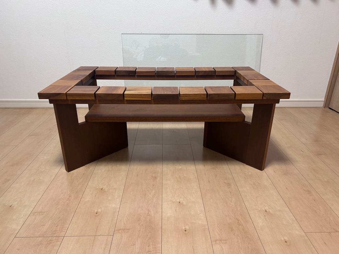 モダンな木製ガラステーブル