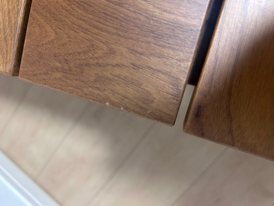 モダンな木製ガラステーブル