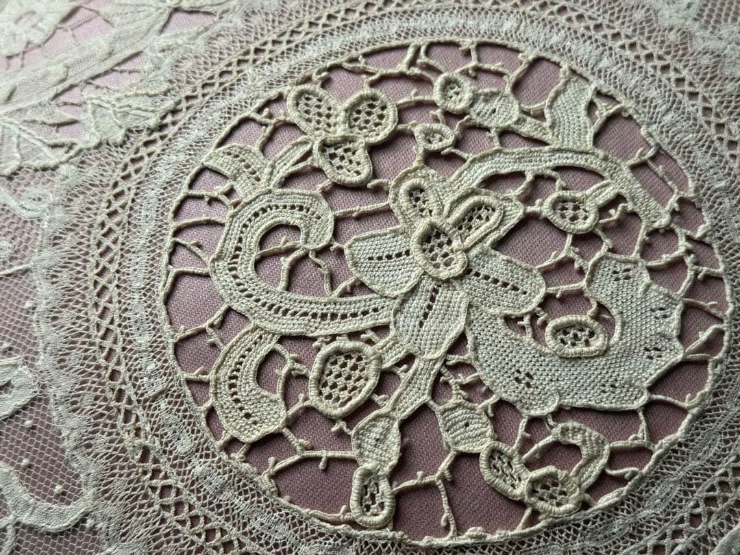 フランスアンティークレースのクッション