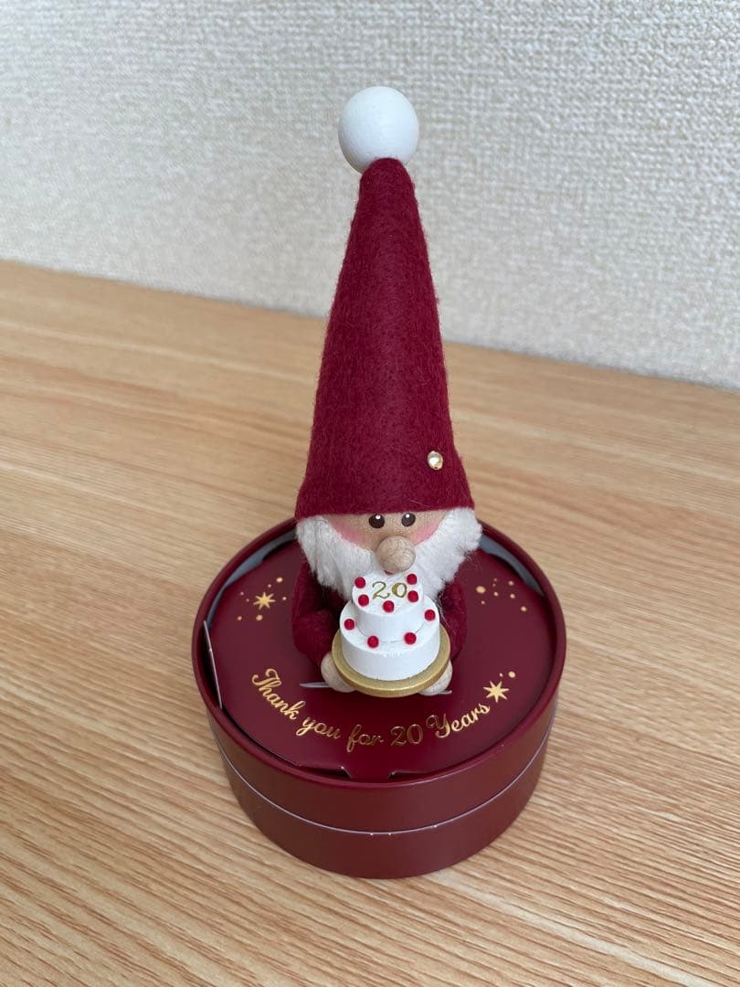 ノルディカニッセ　20周年　ケーキを持ったサンタ