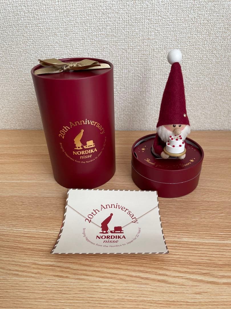 ノルディカニッセ　20周年　ケーキを持ったサンタ
