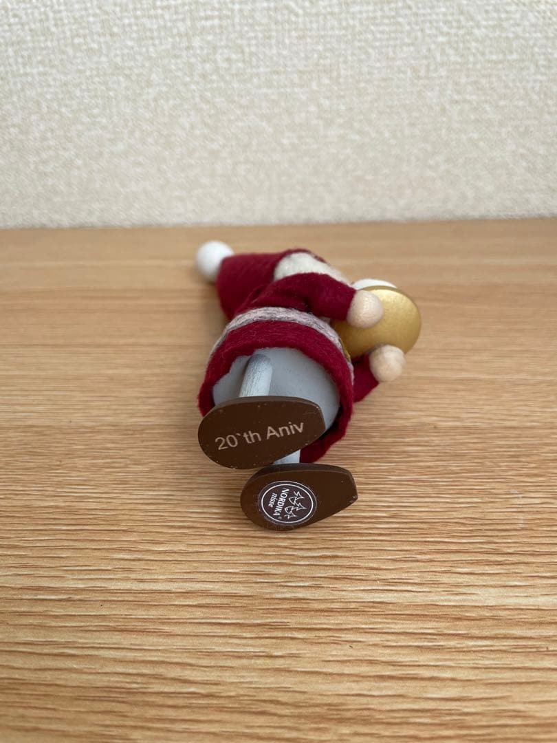 ノルディカニッセ　20周年　ケーキを持ったサンタ