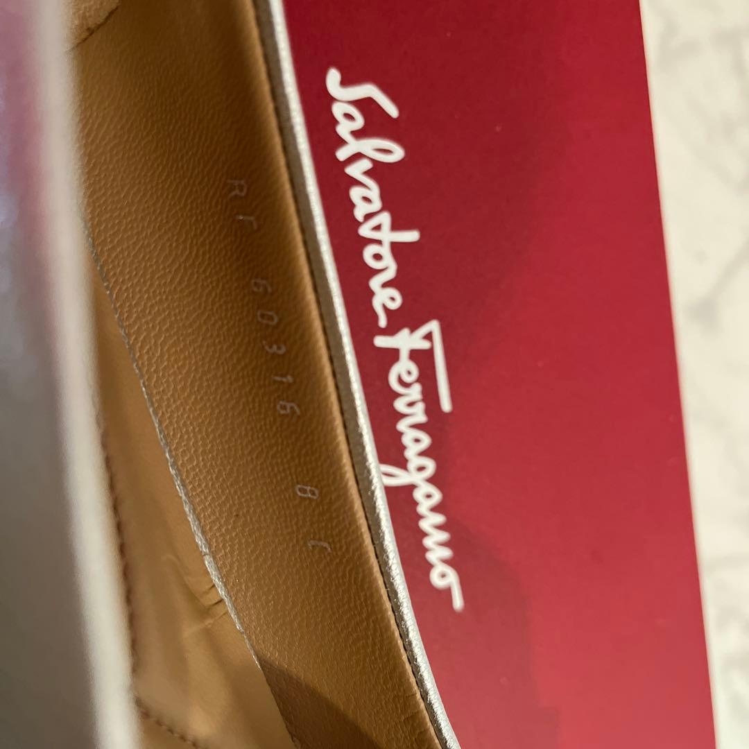 Salvatore Ferragamo ヴァラ リボン シルバー サイズ8