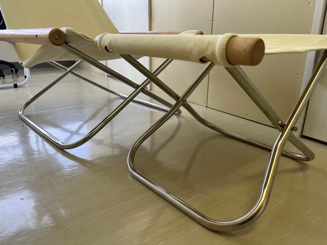 クリーム色の折りたたみアウトドアチェア