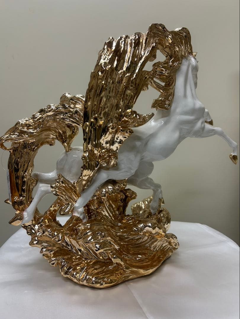 白い馬の置物　金色装飾　ID-665