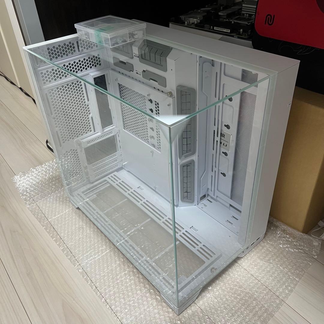 PCケース　lianli o11 VISION