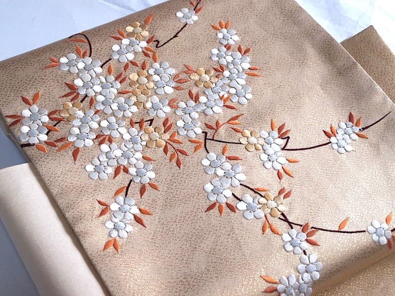刺繍入　九寸名古屋帯（桜のような）長366 正絹美品