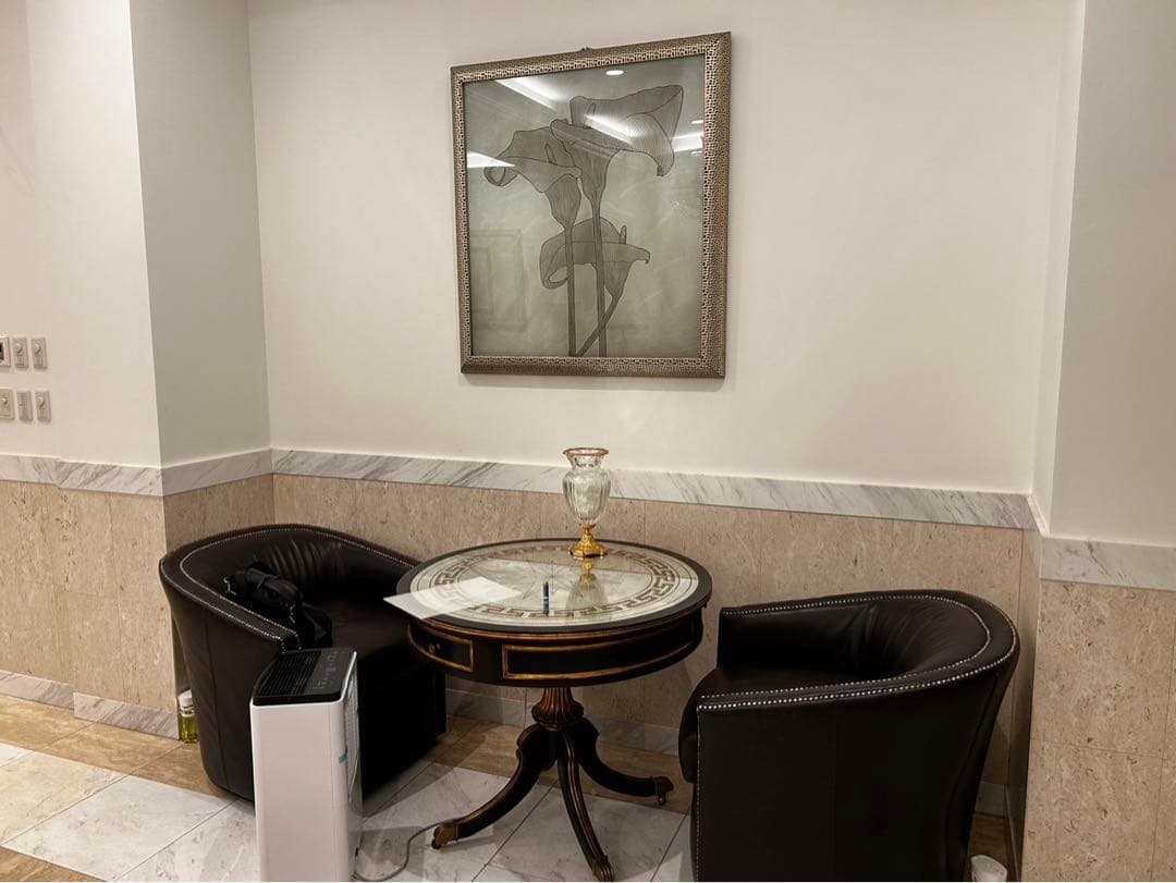 売り切りセール！二脚セットスタイリッシュな鋲打ち本革回転チェア　一脚の定価40万