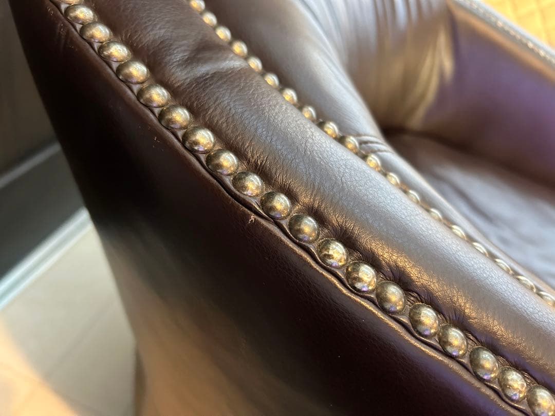 売り切りセール！二脚セットスタイリッシュな鋲打ち本革回転チェア　一脚の定価40万