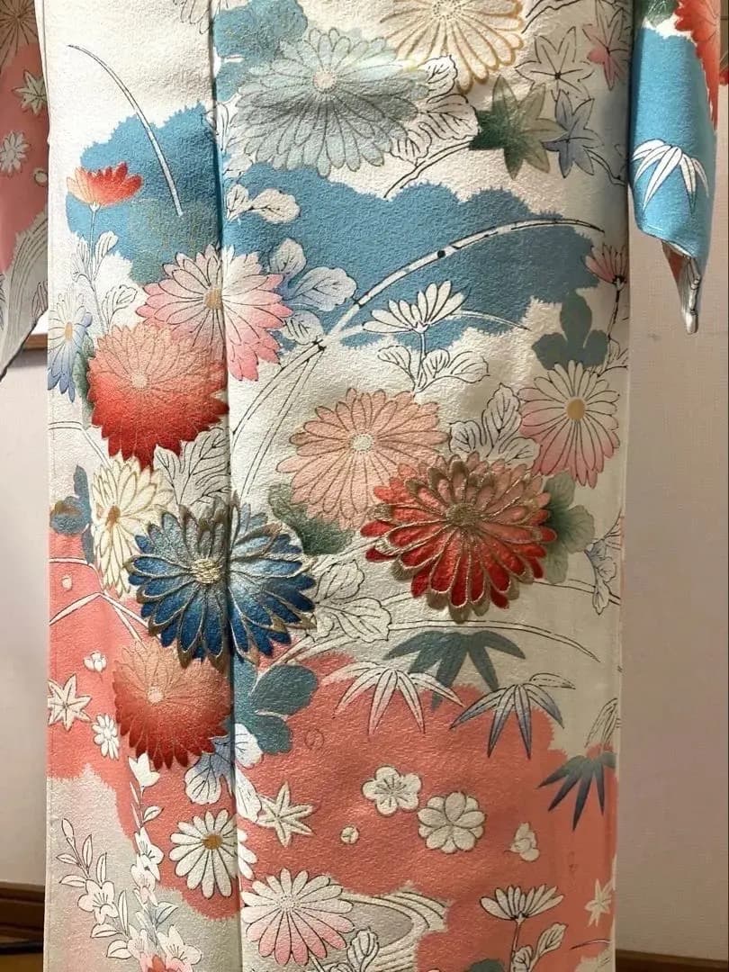 春のお出かけ 正絹縮緬着物 昭和の頃のお品物 アートシーンへのお出かけ