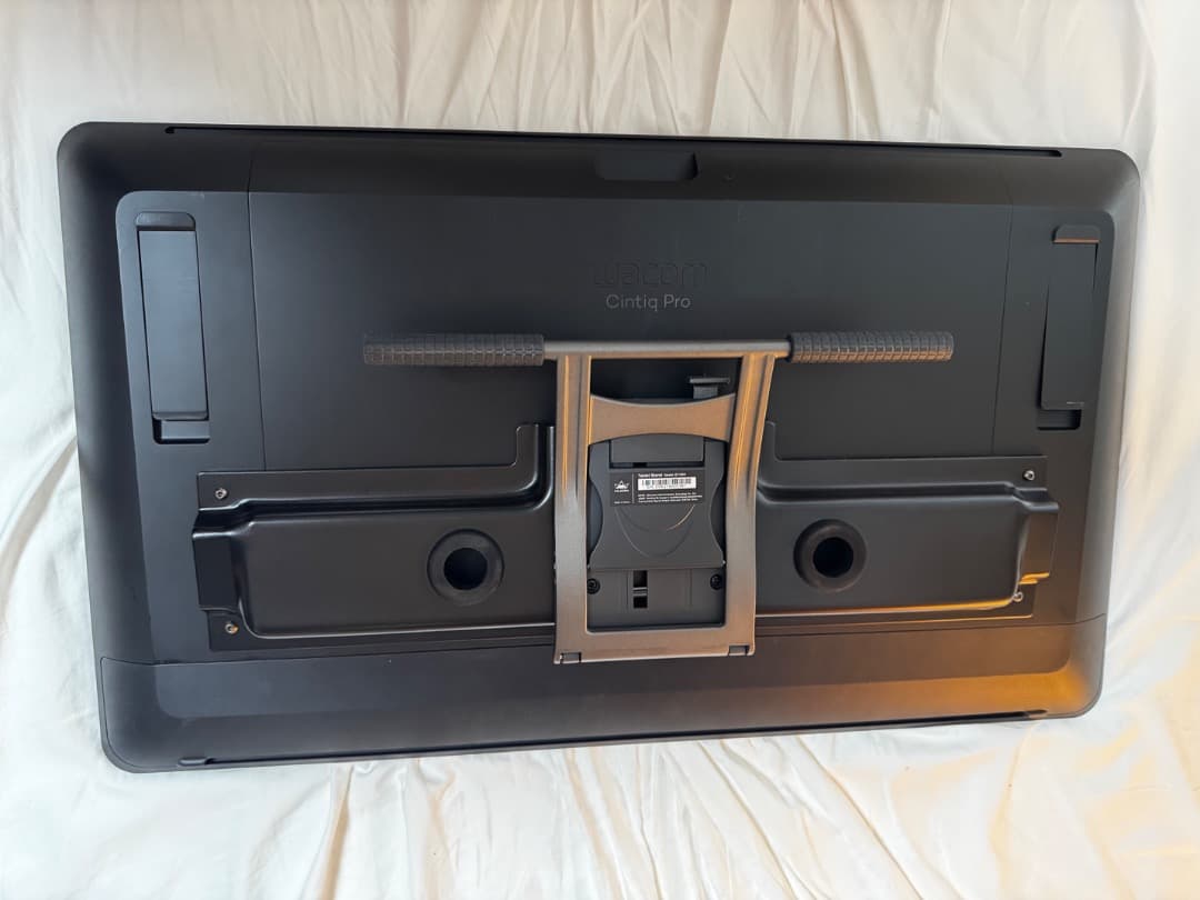 Wacom Cintiq Pro 24 タッチ対応 （折りたたみ脚に不具合あり）