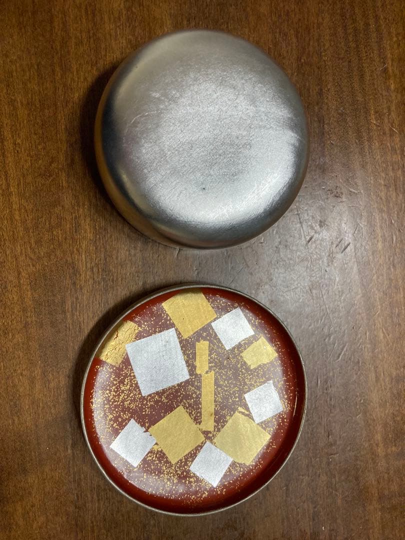 銀箔で覆われた菓子器