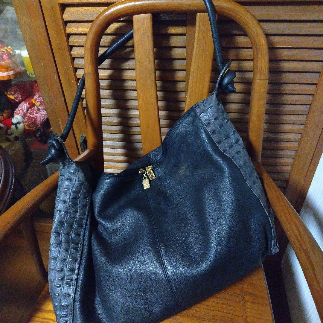 イタリア製　黒のショルダーバッグ クロコダイル風