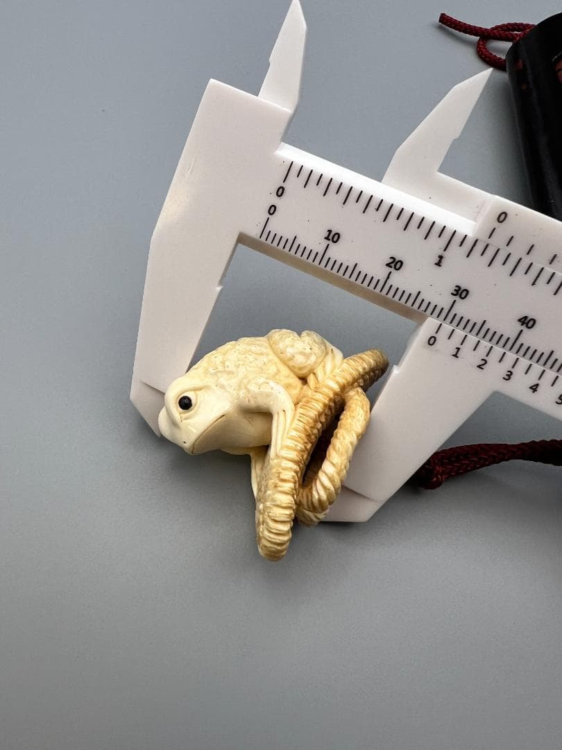 印籠 時代 三段 緒締 提げ物 草履に蛙根付 在銘 細密細工 重量約49g