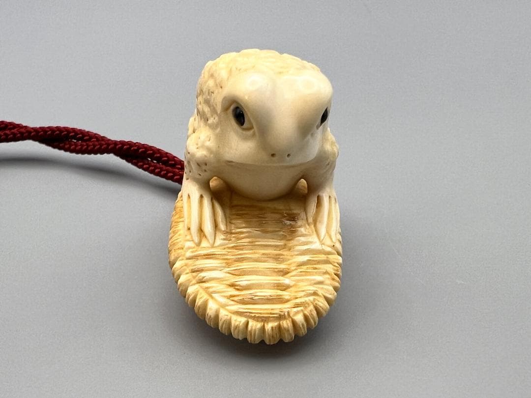 印籠 時代 三段 緒締 提げ物 草履に蛙根付 在銘 細密細工 重量約49g