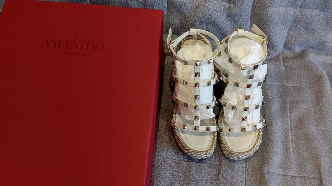 ヴァレンティノ今季完売ロックスタッズサンダル