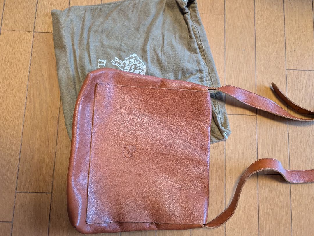 イル・ビゾンテ　レザーショルダーバッグ