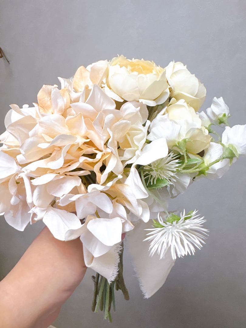 柔らかいベージュ&ホワイトのクラッチブーケ　アーティフィシャルフラワー