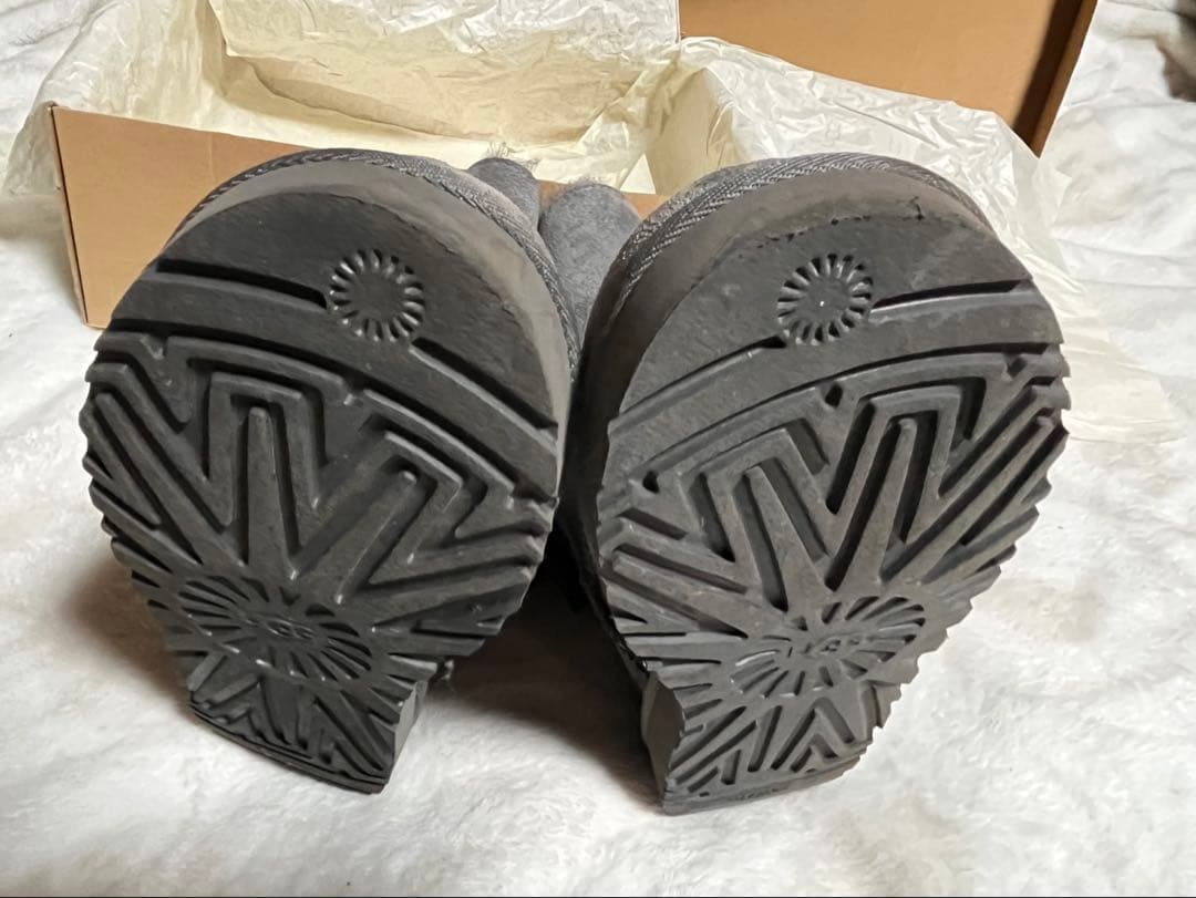 UGG グレー リボン付き ムートンブーツ　ケアプロテクターと替えリボン付き