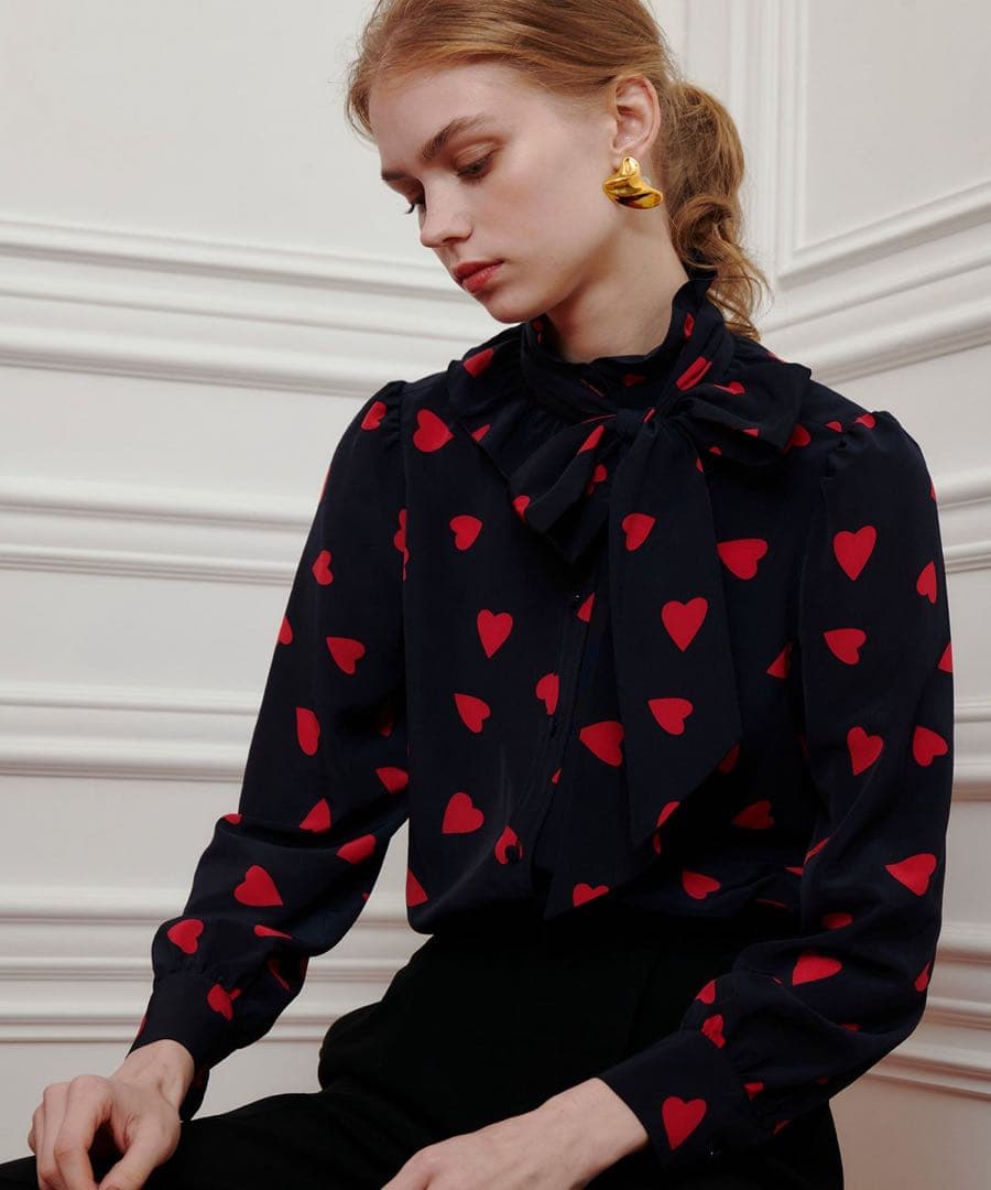 ルルウィルビー　デシンハートプリントボウタイブラウス　ネイビー　アルアバイル